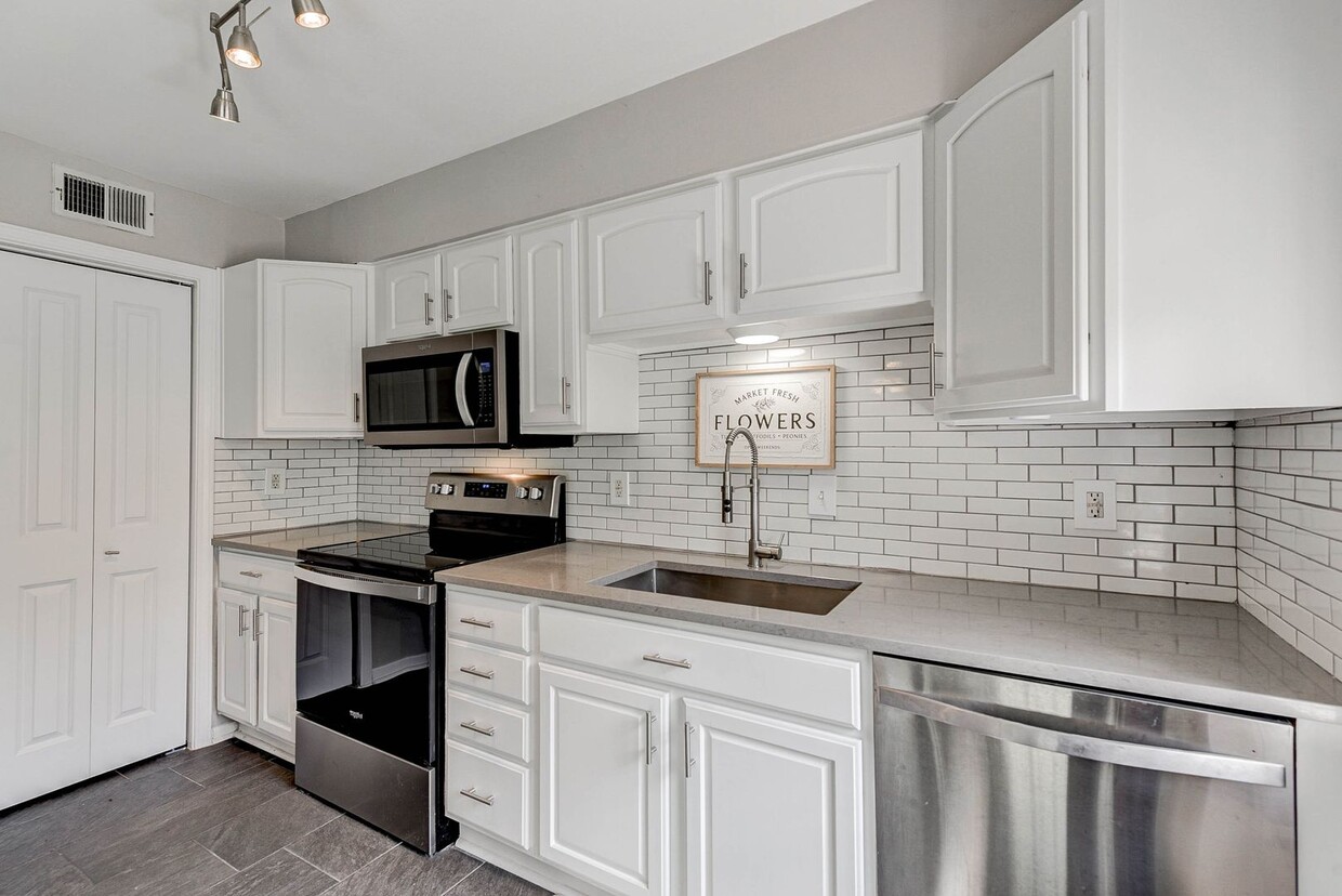 Primary Photo - Immaculate 2-bedroom townhome nestled in t...