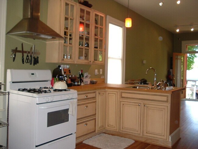 Foto del edificio - Darling 2br/1bath bungalow!