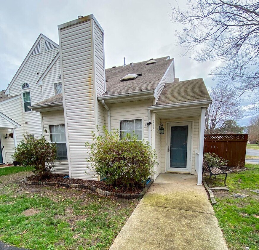 Foto principal - Townhome in sought after Coventry.