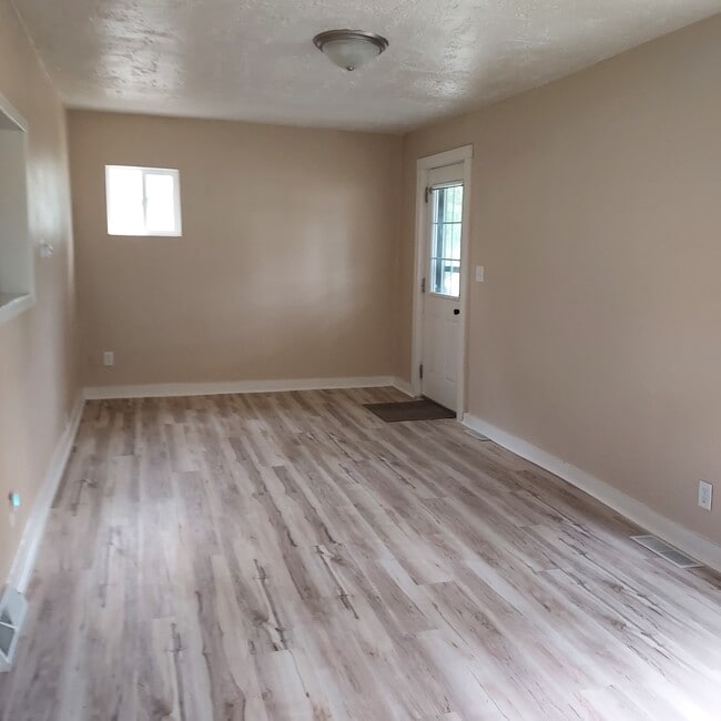 Building Photo - 337 E Greenview Ave
