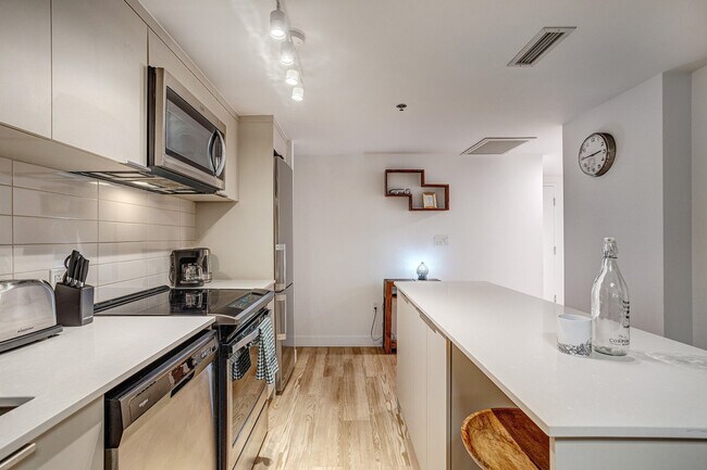 Building Photo - 1020 Rue de Bleury