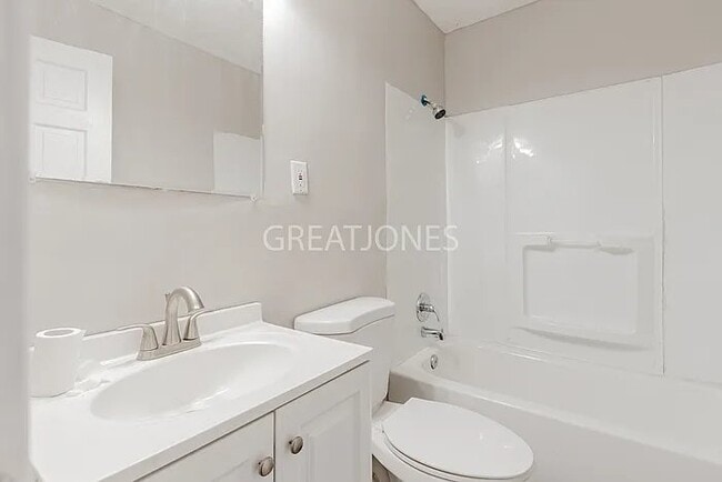 Building Photo - 2029 Glenridge Dr
