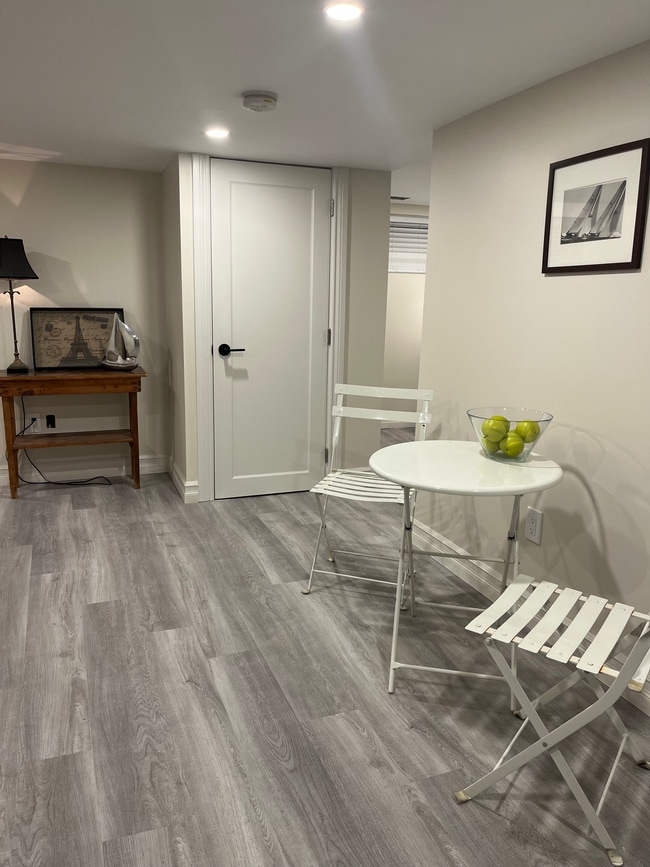 Photo du bâtiment - Gorgeous One Bedroom Apartment in Bloor We...