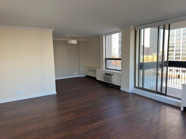 Foto del edificio - 1460 N Sandburg Terrace