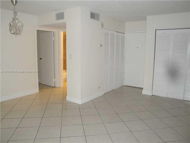 Foto del edificio - 17021 N Bay Rd