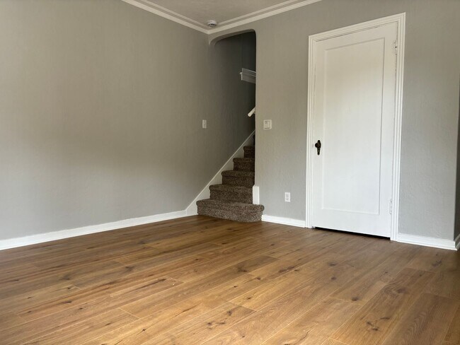 Building Photo - Terrific Corner Location w/Storage Garage!