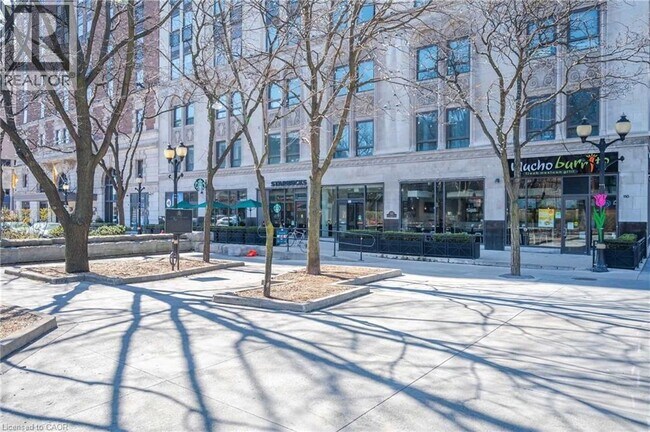 Photo du bâtiment - 112 King St E