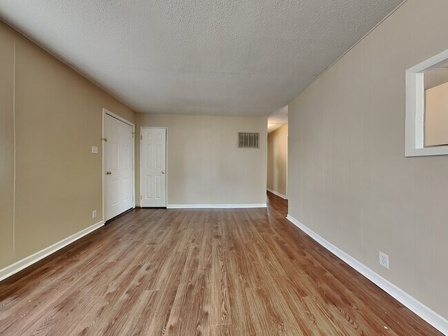 Building Photo - 3 bed 1 bath ranch!