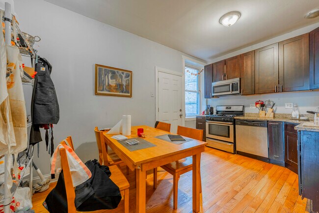 Foto del edificio - 3025 W Diversey Ave