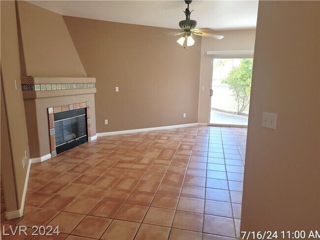 Building Photo - WONDERFUL SINGLE STORY PATIO HOME IN GATED...