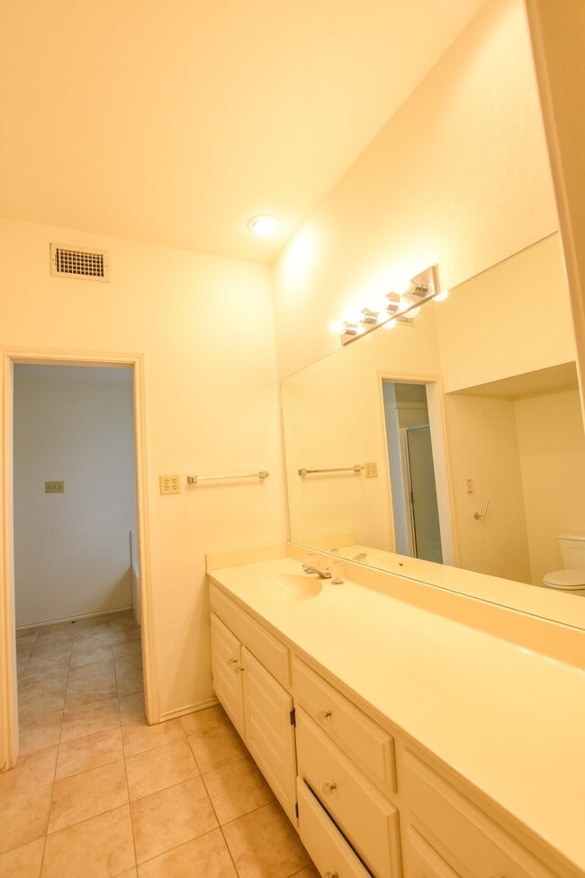 Building Photo - On Golf Course Townhome