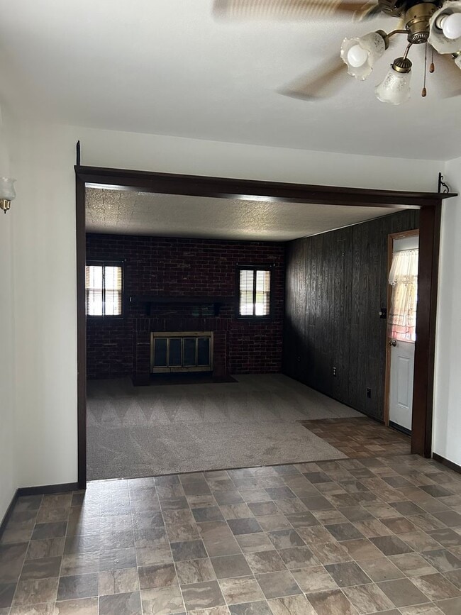 Building Photo - 935 Fair Oaks Dr