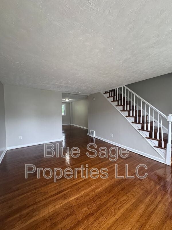Building Photo - 554 S 4th St