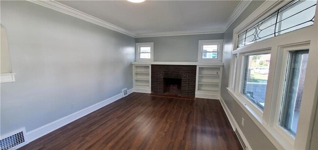 Building Photo - Beautiful CLE 4 bed/2 bath  - Available NOW!