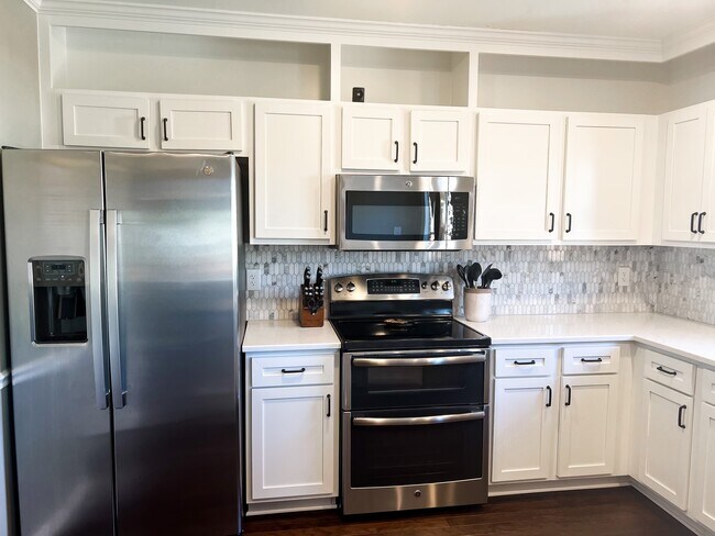 Building Photo - 7465 River Bend Cir