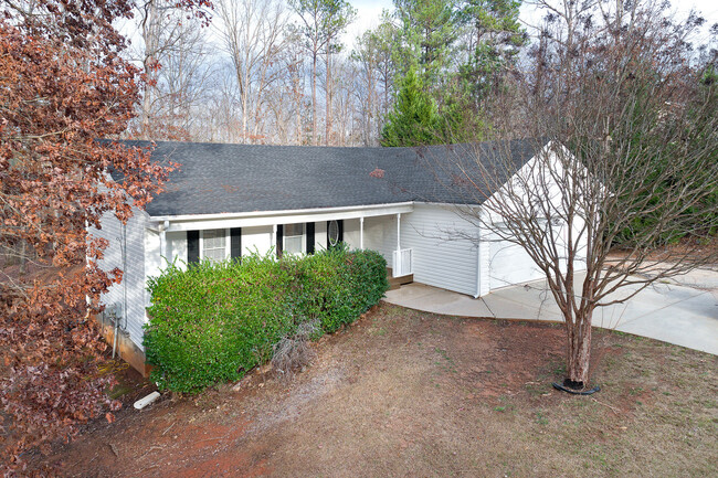 Building Photo - Charming 3-Bedroom Ranch Home with Deck an...