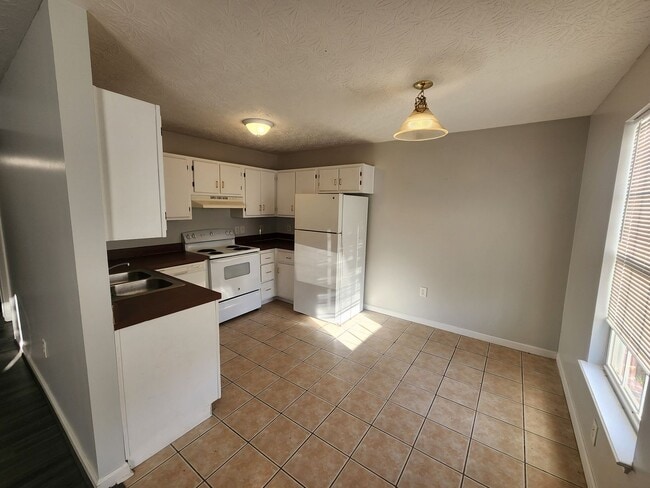 Building Photo - Spacious 2 bedroom 2 full bath 1st floor a...