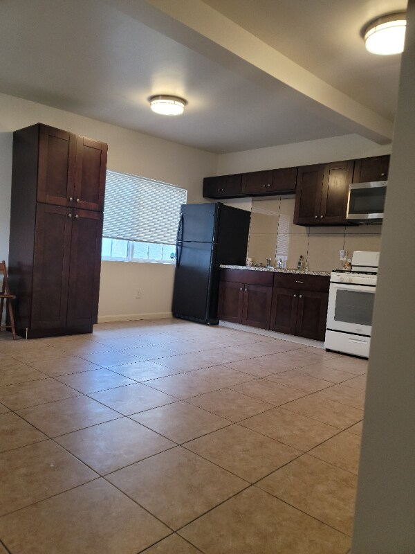 Building Photo - 3873 Superba St