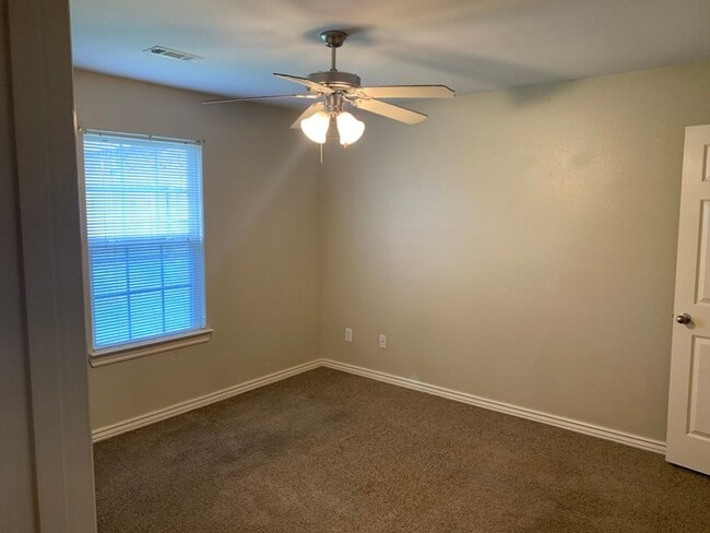 Building Photo - Cozy 3 Bedroom for Lease! MOVE-IN SPECIAL!...