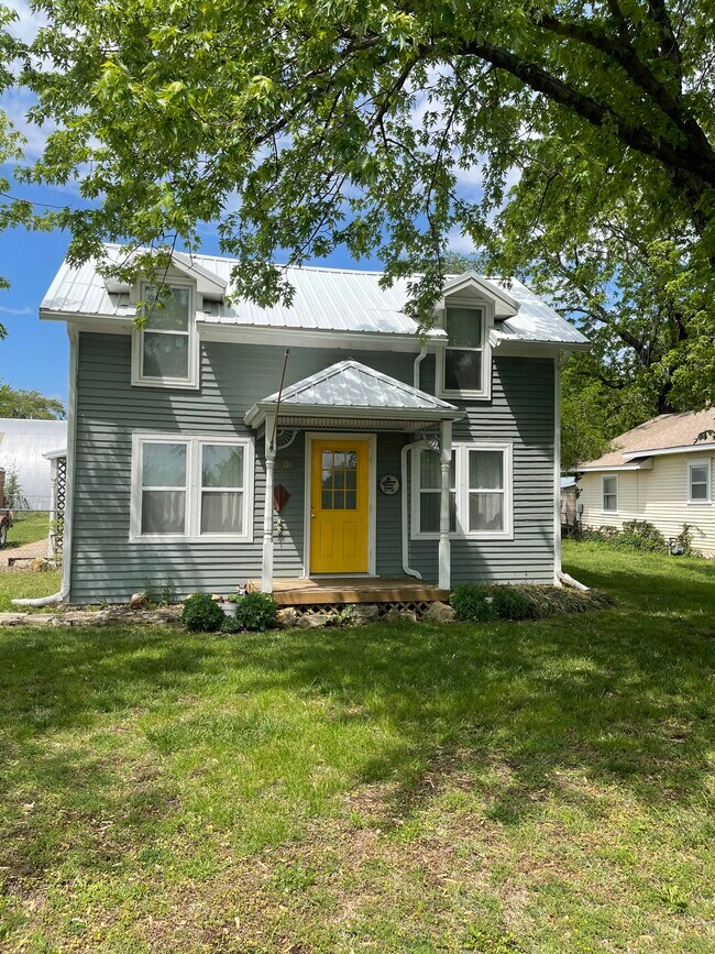 Building Photo - 330 W Marshall Ave