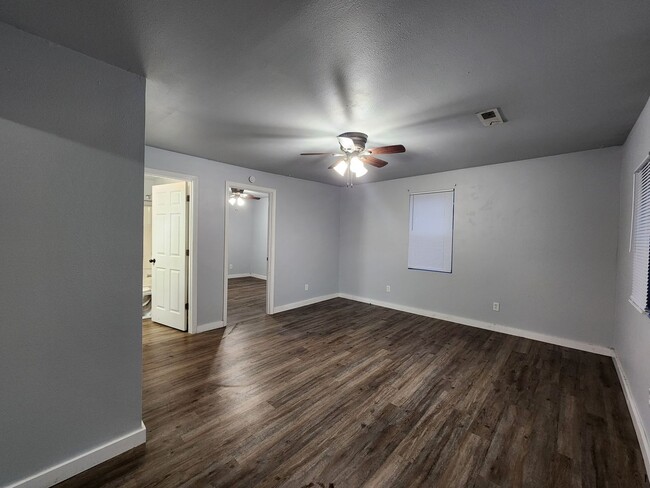 Building Photo - Now available 2 bed, 1 bath house