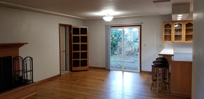 Foto del edificio - * Available Now * Spacious Single Level 3 ...