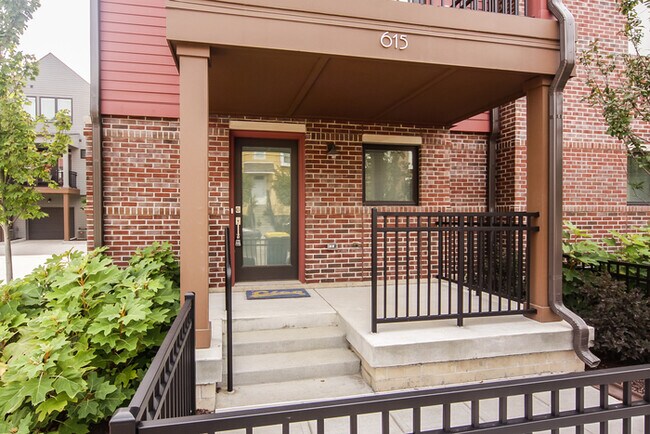 Foto del edificio - 2 Bedroom Townhome in Chatham Arch