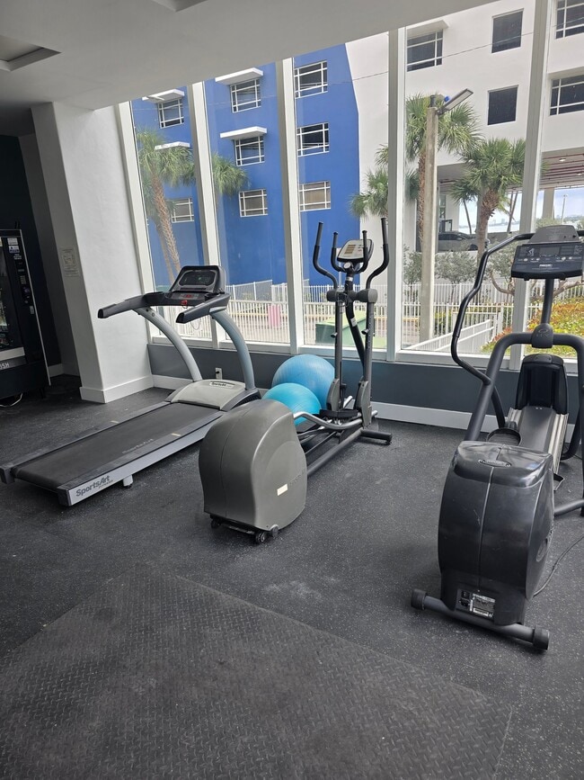 Foto del edificio - 615 NE 22nd St