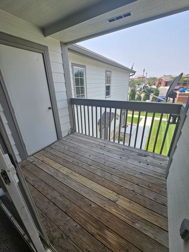 Building Photo - Spacious Second Floor Condo