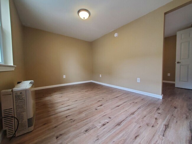 Building Photo - 12 Oak