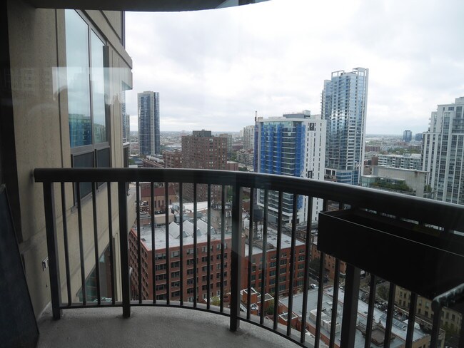 Facing north/east/west - 400 N LaSalle Dr
