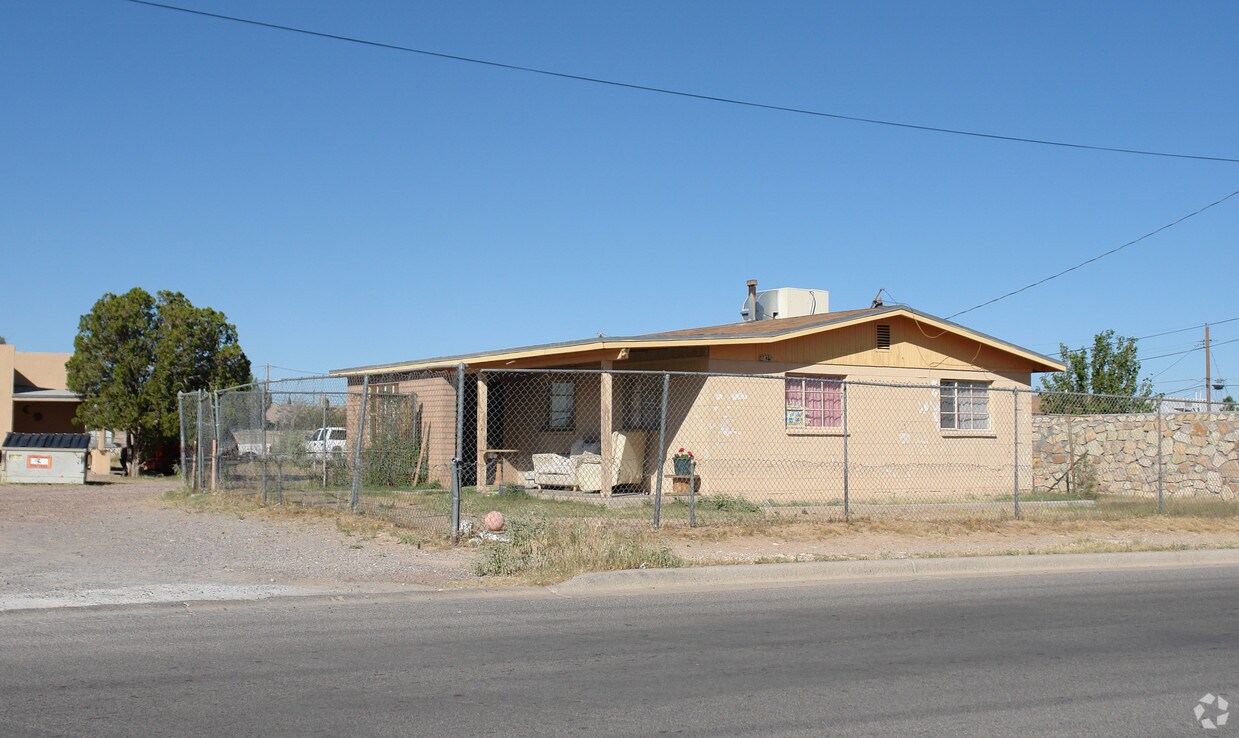 Building Photo - 4817-4825 Titanic Ave