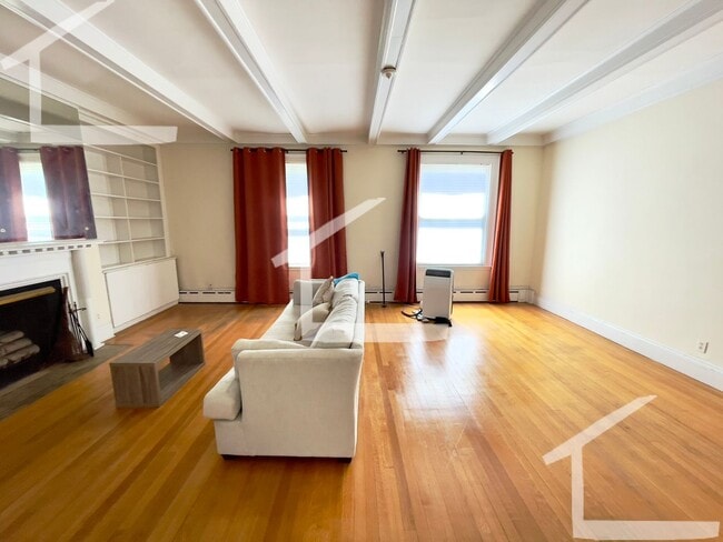 Building Photo - Huge 3 bed in Brookline