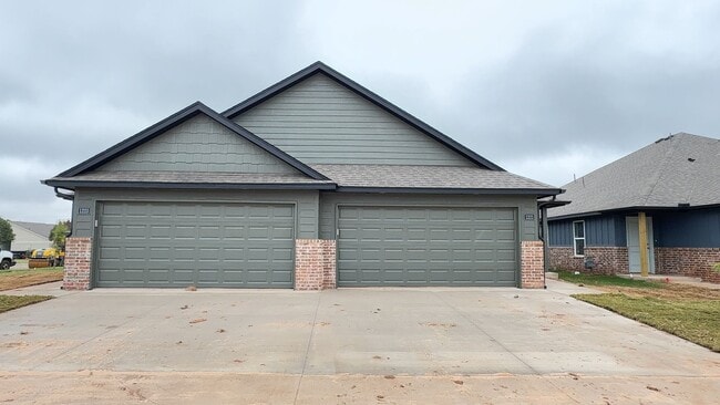 Building Photo - 3 Bedroom 2 Bath 2 Car Garage Duplex in Gr...