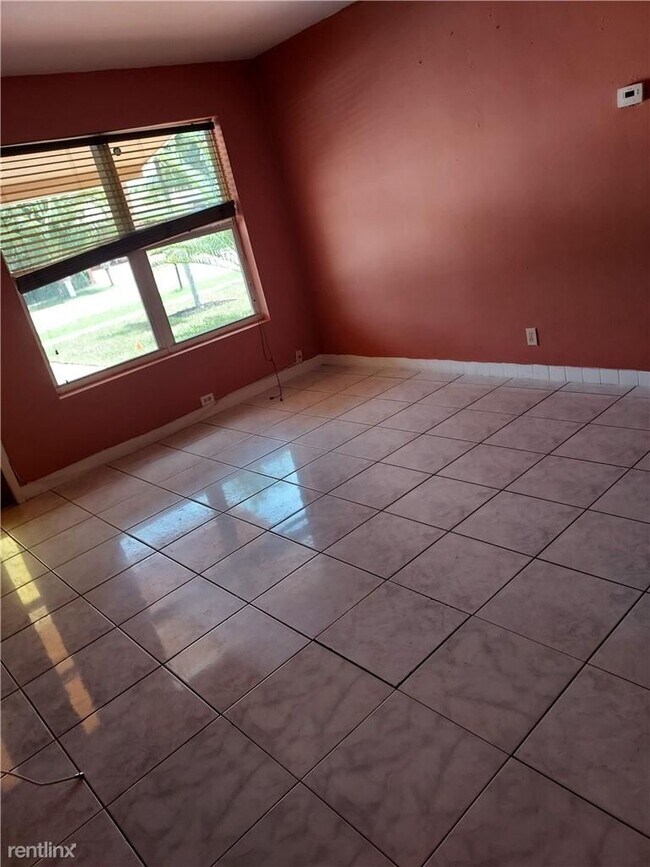 Foto del edificio - 2 br, 2 bath House - 120 NE 26th Ct