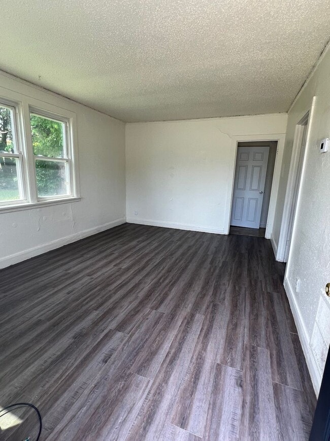 Building Photo - 2 Bed 1 Bath Single Family Home