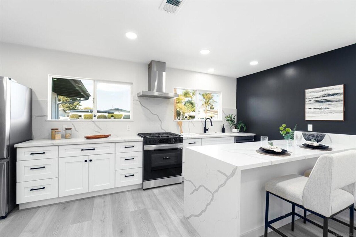 Foto principal - Charming Remodeled Home in Clairemont! Ope...
