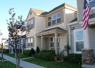 Building Photo - 2527 N Village Dr