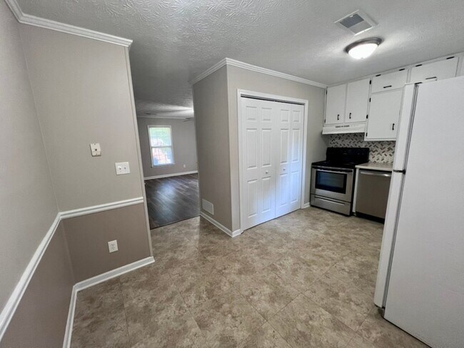 Building Photo - 4862 Valley Dale Dr SW