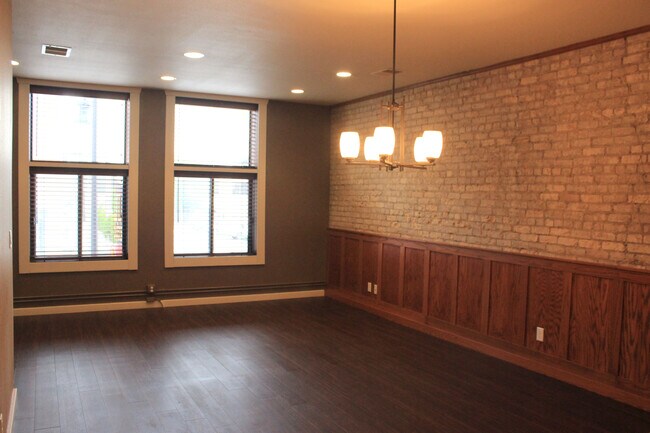 Building Photo - 520 1st Ave N