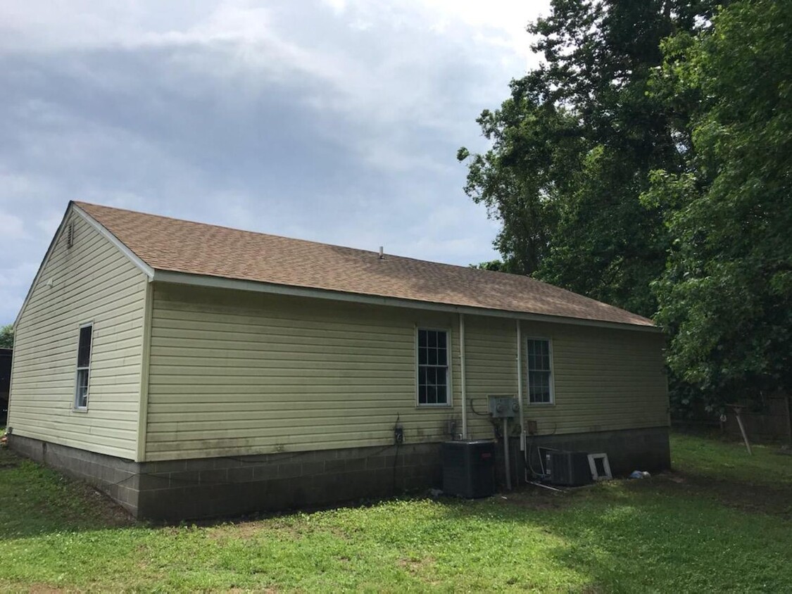Building Photo - 2 br, 1 bath House - 6829 Cedar Lake Drive