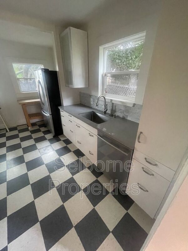 Foto del edificio - 1424 E 20th St