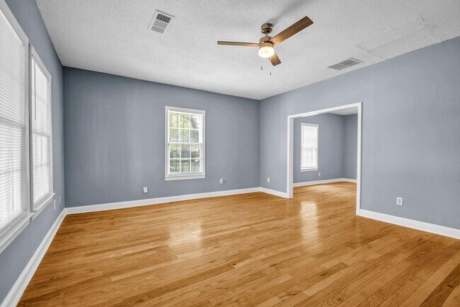 Foto del edificio - 879 Spencer St NW