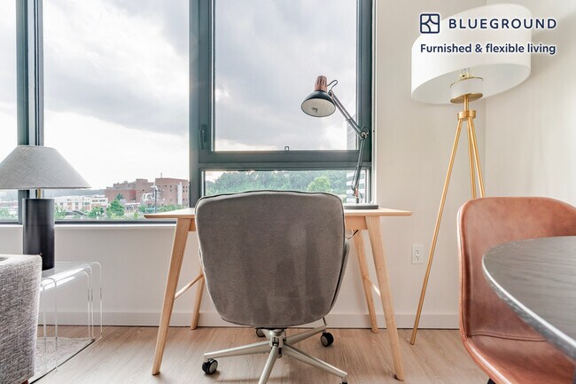 Foto del edificio - 3030 Potomac Ave