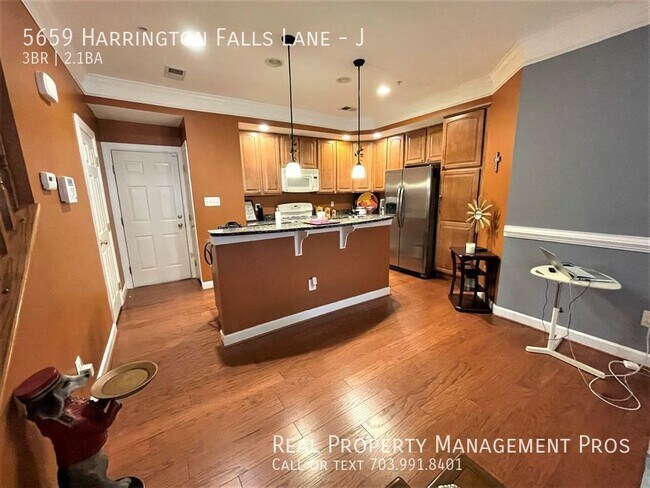 Foto del edificio - Luxury three bedroom townhome close to EVE...