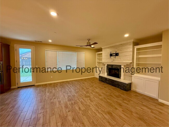 Foto del edificio - Stunning 4 Bed/3 Bath NW Bakersfield Home w/ Solar, RBP & $0 Deposit Option