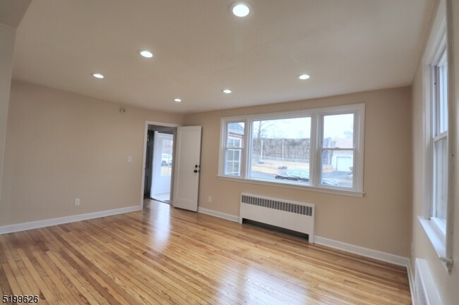 Building Photo - 2126 Leonard Terrace