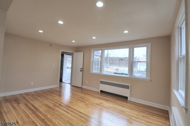 Building Photo - 2126 Leonard Terrace