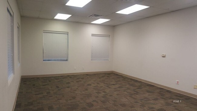 Foto del edificio - Lease This building.