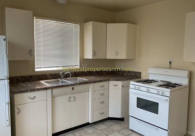 Building Photo - 2 Bedroom, 1 Bath